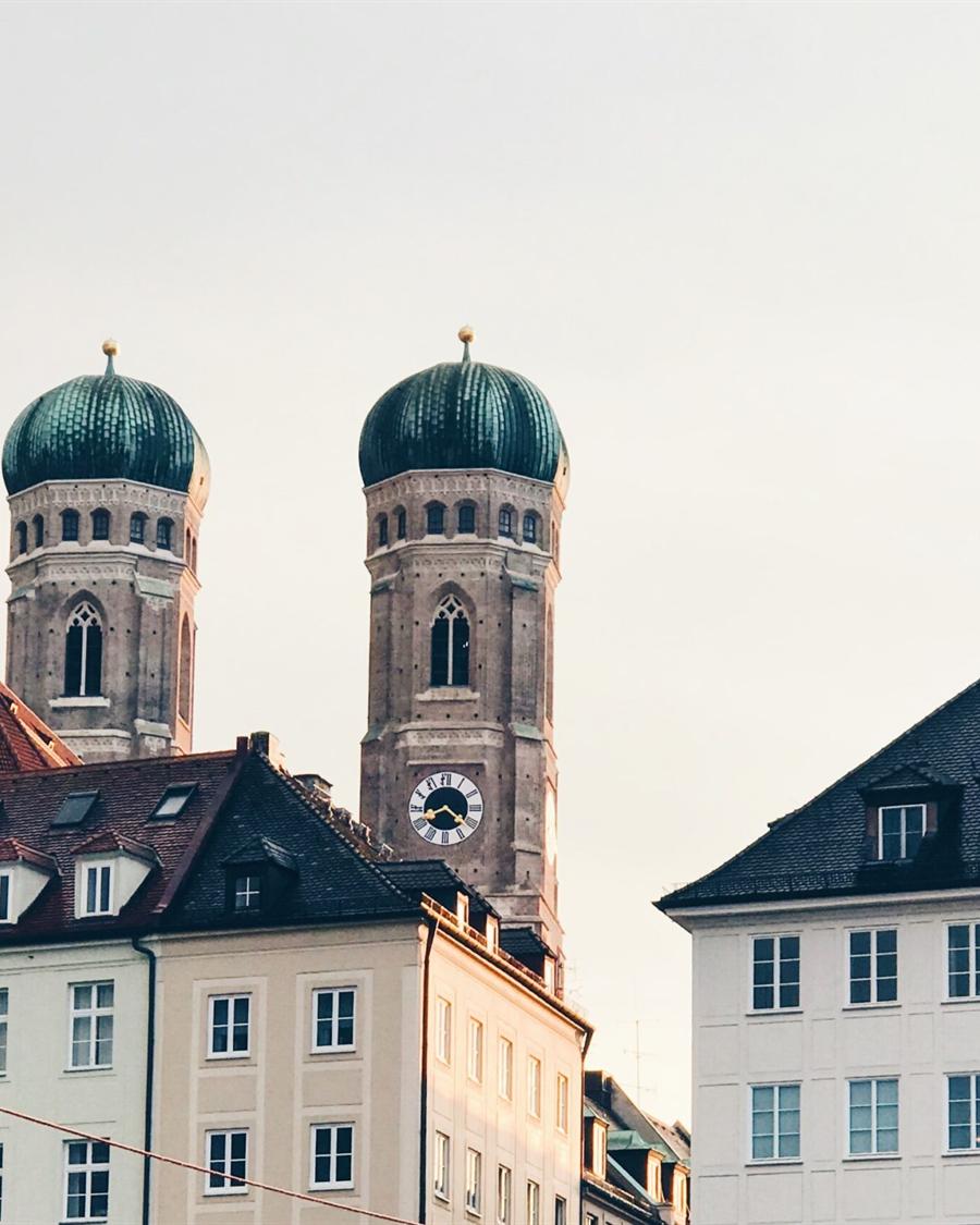 Die beiden Türme der Frauenkirche über den Dächern der Münchner Altstadt